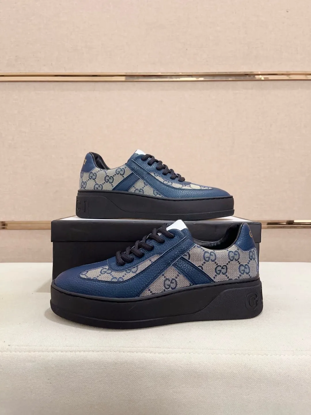 Men's shoes 💰: 420💰 [Gucci] Gucci's latest casual men's shoes, welcome to 1:1 comparison, a popular Hong Kong counter casual shoe, counter quality, support inspection, high-quality workmanship, uppers made of Italian imported calfskin, sheepskin lining insoles original fashion sports outsole, casual fashion, high-end quality, size: 38-44.